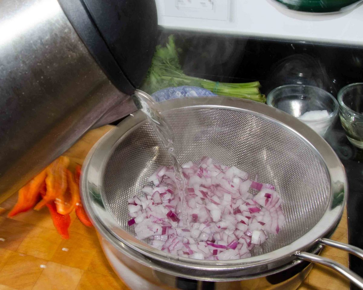 Cut and peel the plantain, recipe for Bolón de Verde