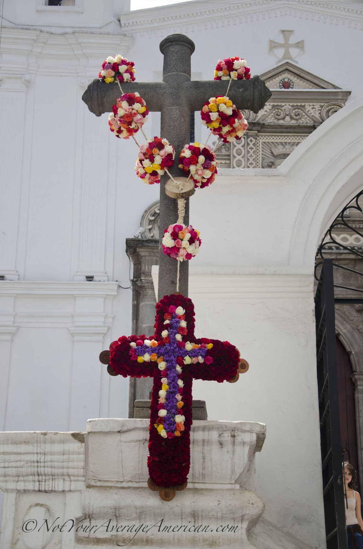 The rose draped cross in the afternoon light in front of the Convento del Carmen Alto | ©Angela Drake The rose draped cross in the afternoon light in front of the Convento del Carmen Alto | ©Angela Drake