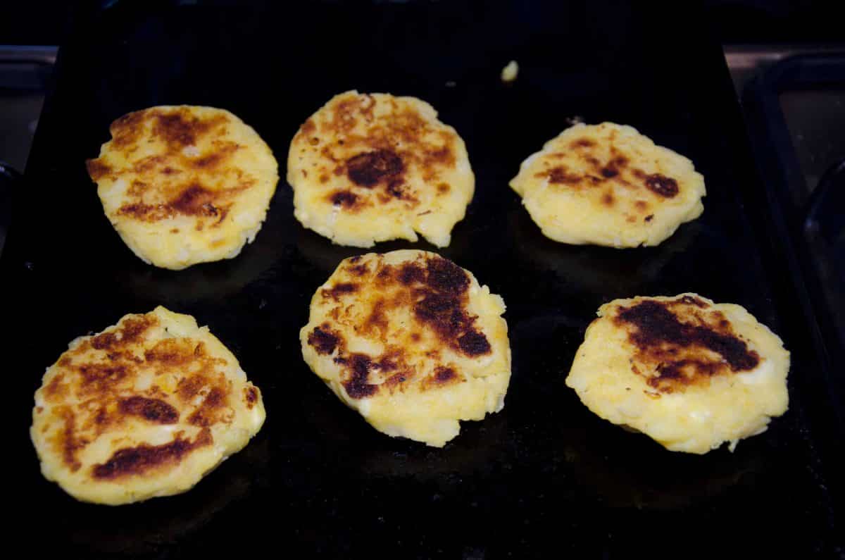 Pan fry on a griddle greased with pork lard (traditional) or vegetable oil.