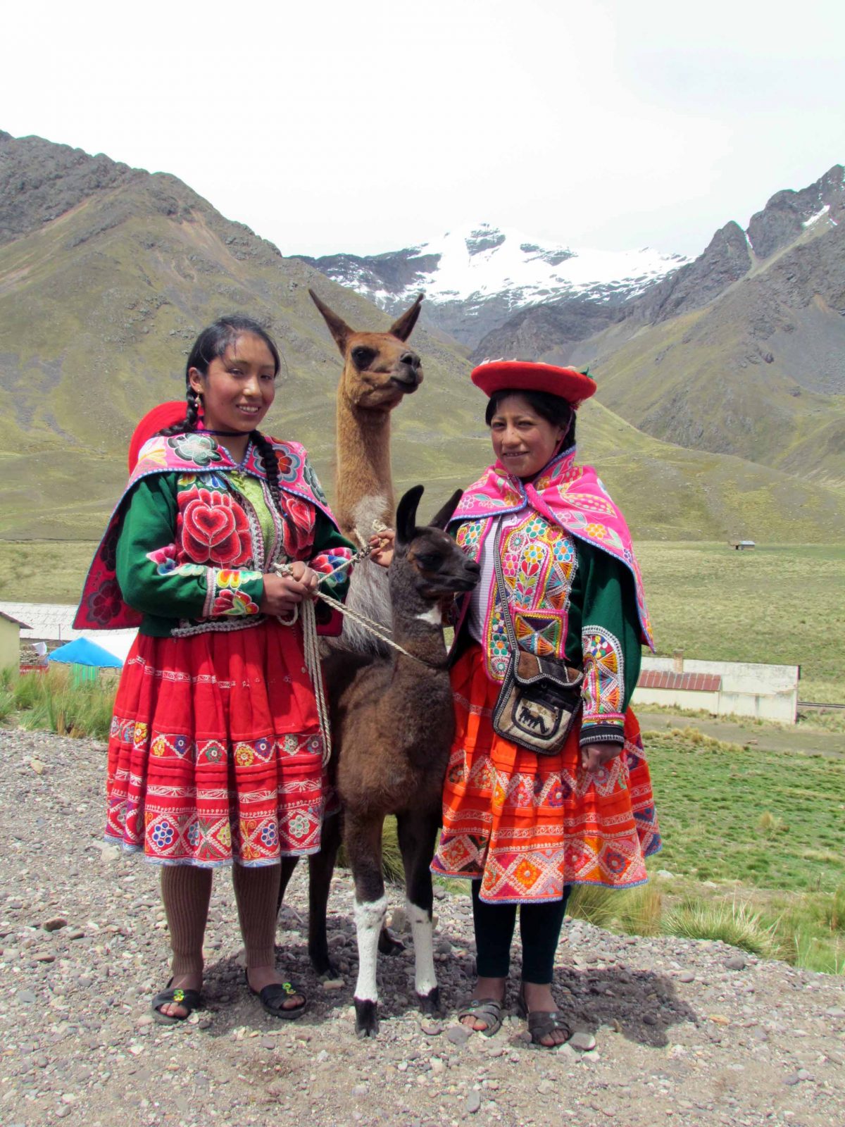 Young women posing at La Raya Pass, Peru | ©Angela Drake