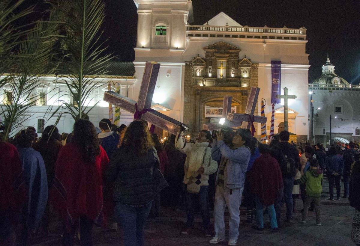 Iglesia Santo Domingo; Procesión de Luz, Holy Thursday, Quito; 2015 | ©Angela Drake Iglesia Santo Domingo; Procesión de Luz, Holy Thursday, Quito; 2015 | ©Angela Drake