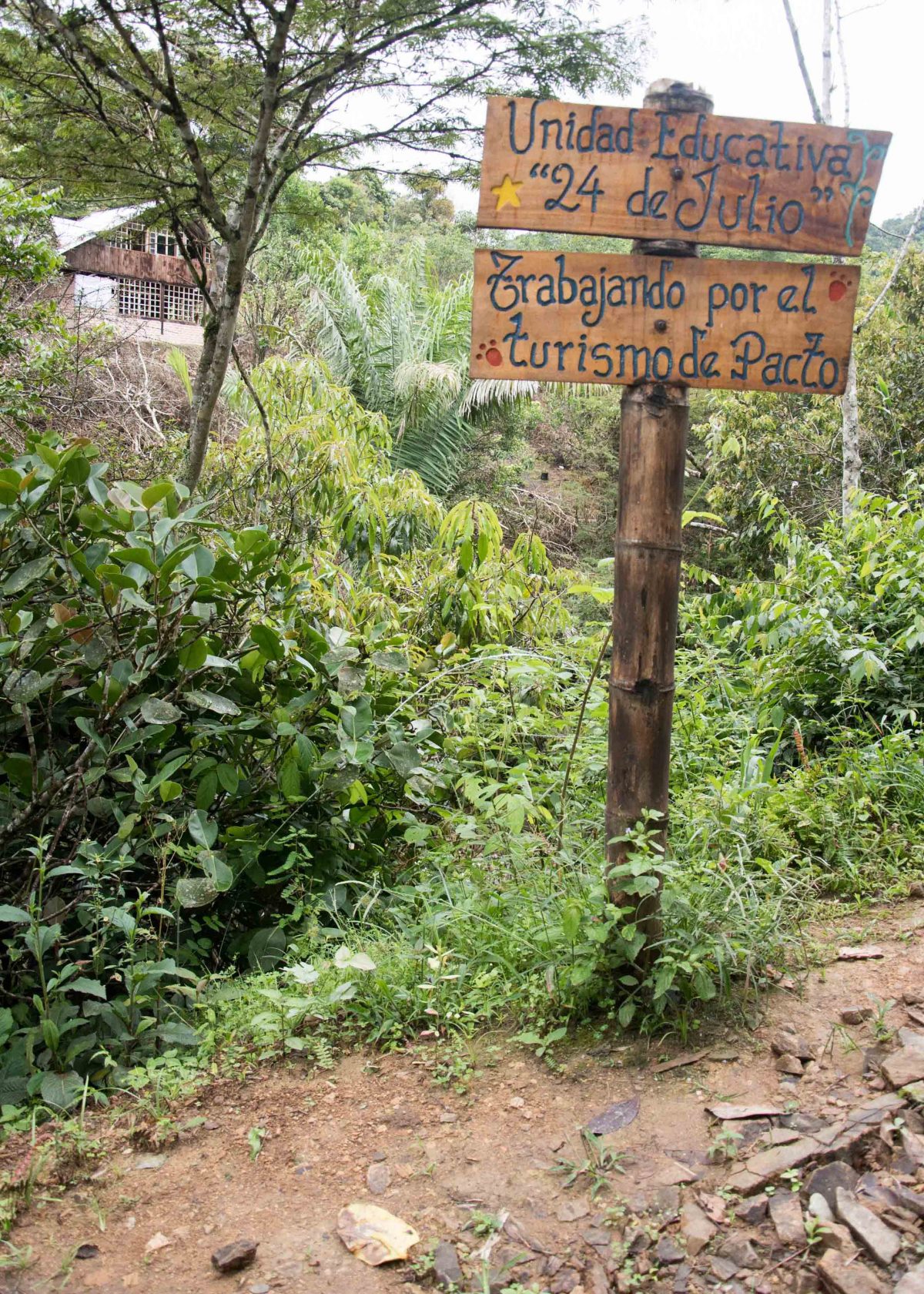 Sign on the trail, Cascada Gallo de la Peña, Pacto, Ecuador