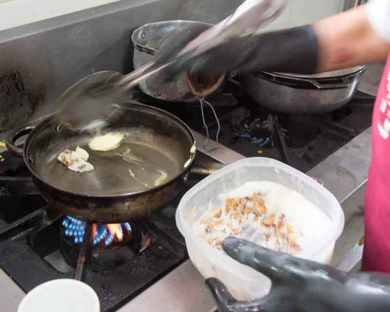Add lard to a hot pan, recipe for tigrillo