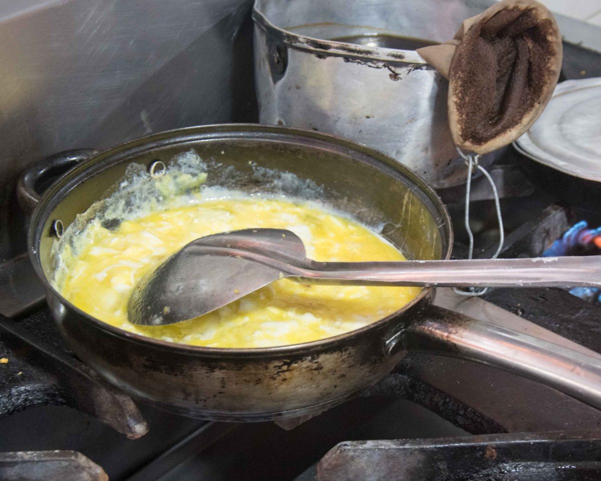 Stir the eggs; recipe for tigrillo.