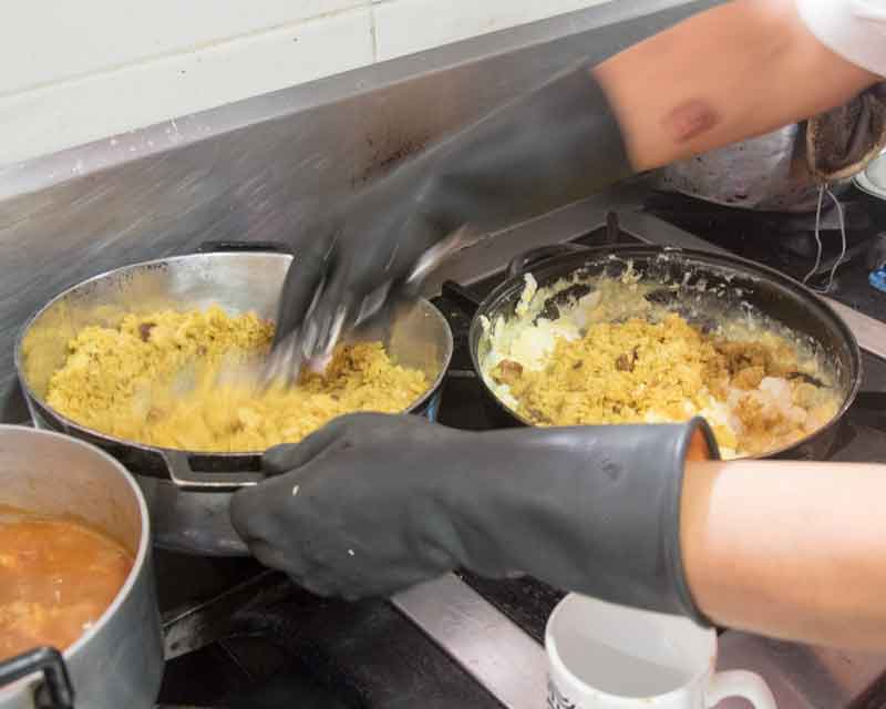 Add plantain to the scrambled eggs; recipe for tigrillo.