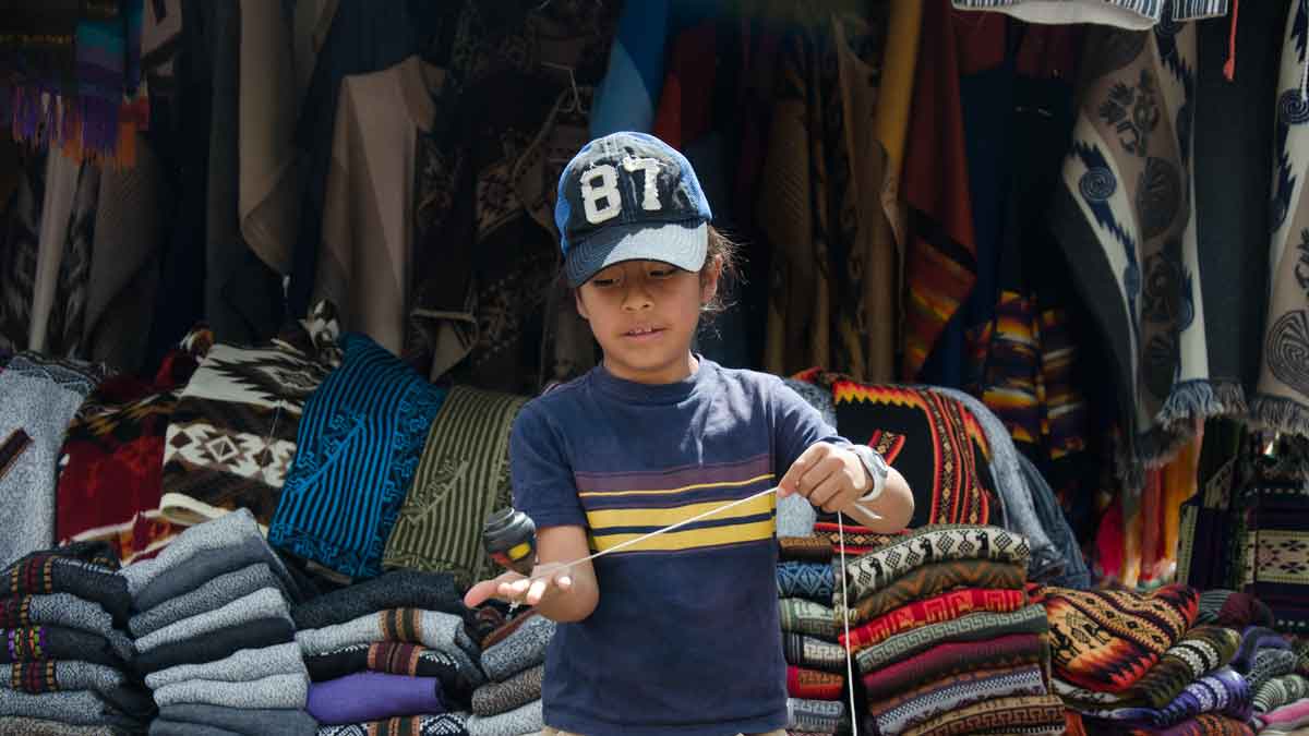 Auténtico y Andino: El Mercado Artesanal de Otavalo