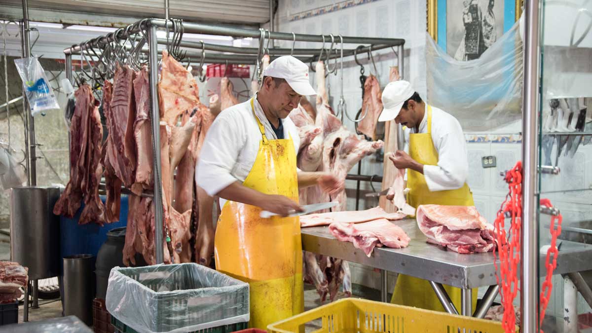 Butchers at work, Plaza Mercado de Paloquemao | ©Angela Drake