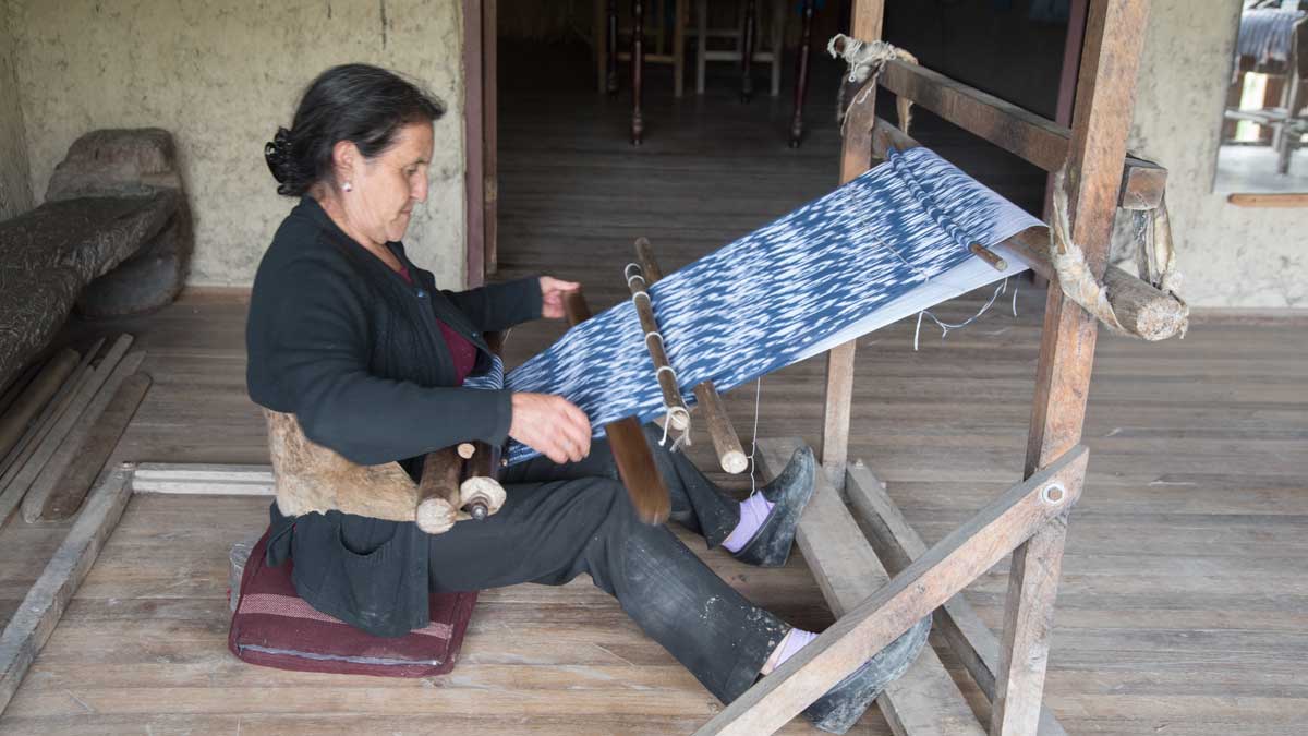 Ana María Ulloa demonstrates weaving a shawl on the loom; La Casa de la Macana, Gualaceo, Ecuador | ©Angela Drake