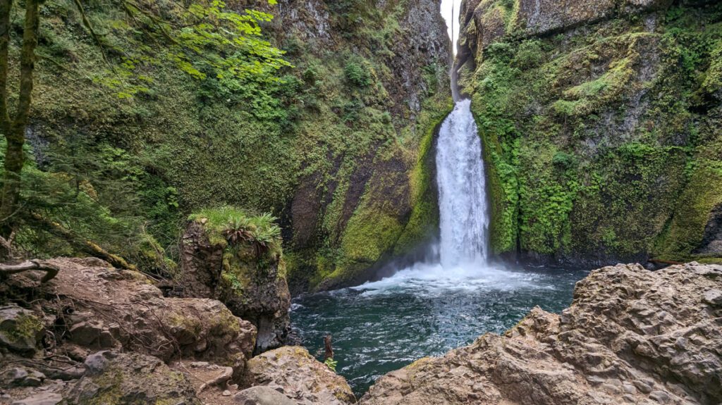 wahclella-falls-easy-hike-stunning-waterfall