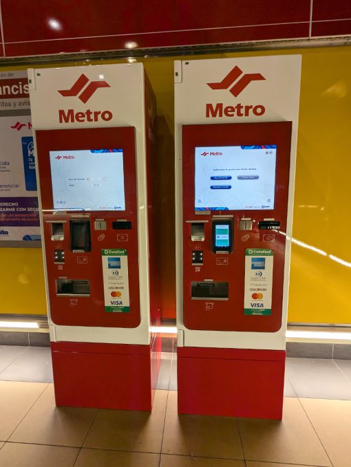 Two Quito Metro ticket machines accept exact change or cards like American Express, Discover, Diners Club, and Visa.