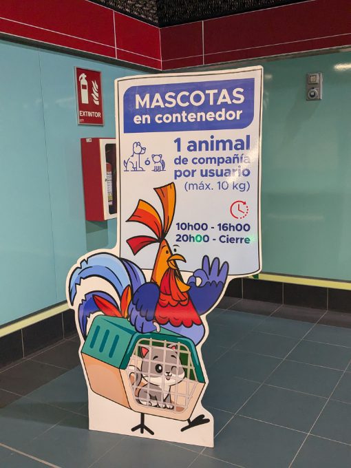 A sign in Spanish explaining the Quito Metro's pet policy.