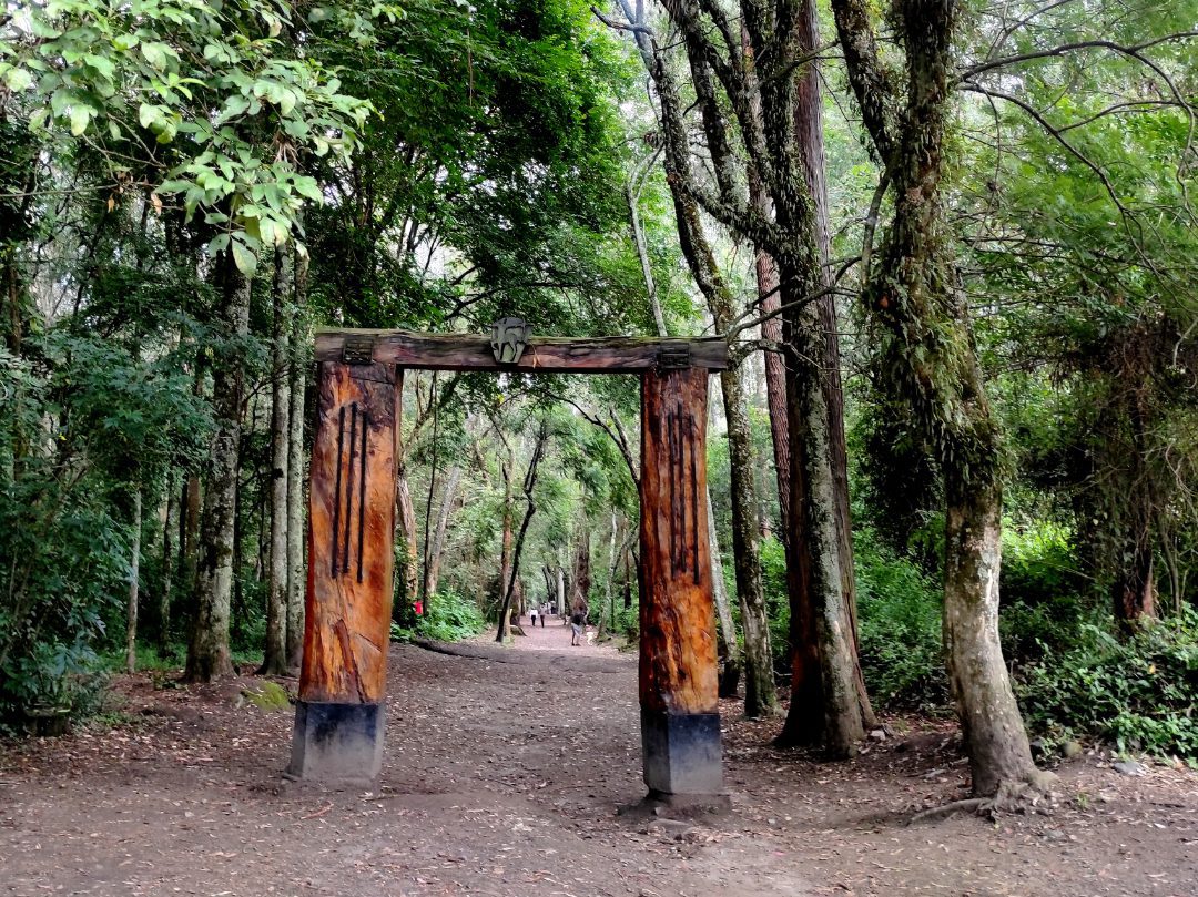 Una puerta de entrada de madera en el Parque La Armenia en Quito