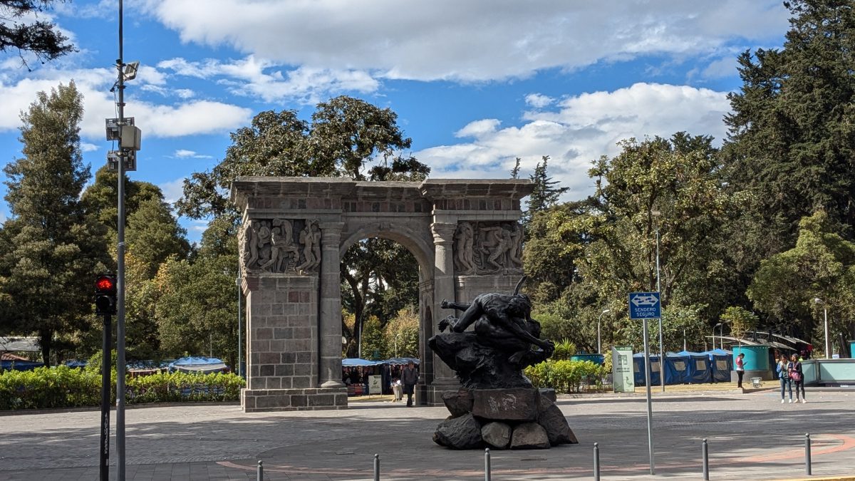 Una estatua y puerta del Parque El Ejido, uno de los mejores parques en Quito