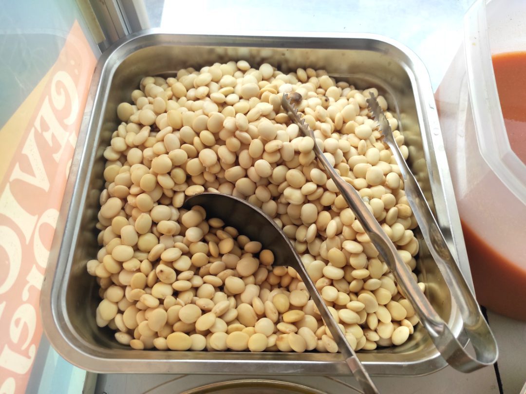 Fuente llena de chochos cocidos, listos para preparar cevichocho tradicional andino.