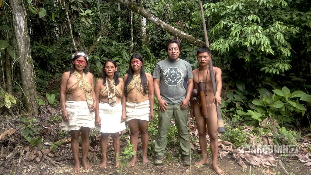 El Autor Con Los Huaorani de Gareno | Photo de Marco Benavides